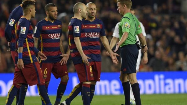 لاعبو برشلونة يعترضون على أحد قرارات الحكم