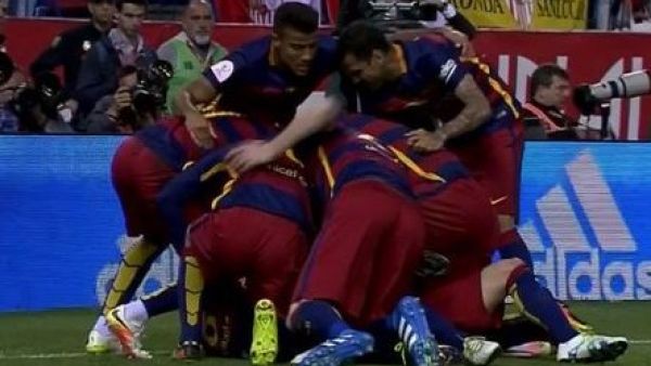 لاعبو برشلونة يحتفلون بهدف آلبا