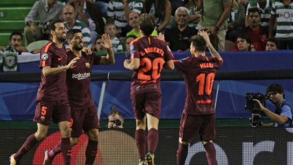 لاعبو برشلونة يحتفلون بهدف الفوز على سبورتينغ لشبونة