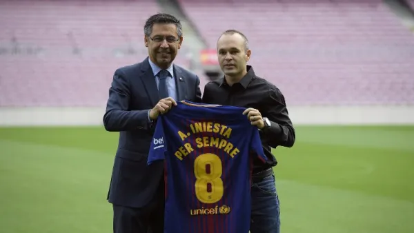 إنييستا مع رئيس برشلونة جوسيب ماريا بارتوميو