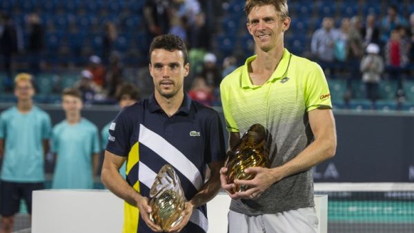 Spain's Roberto Bautista Agut (L) and South Africa’s Kevin Anderson pose with their trophies after the Mubadala World Tennis Championship 2017 match in Abu Dhabi, on December 30, 2017.
NEZAR BALOUT / AFP