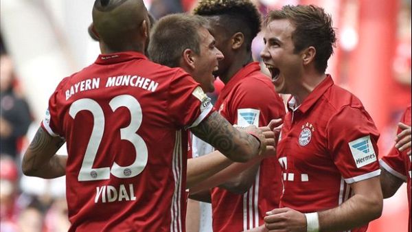 لاعبو بايرن يحتفلون بهدف لغوتزه الذي يبدو في طريقه للرحيل عن الفريق هذا الصيف