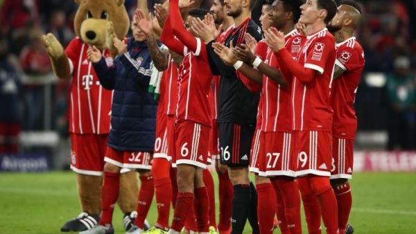 لاعبو بايرن يحييون جماهير ملعب آليانز آرينا بعد الفوز المهم على لايبتزيغ