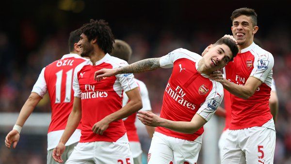 لاعبو آرسنال يحتفلون بهدف بيليرين (وسط)
