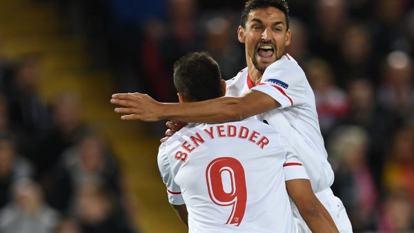 نافاس وبن يدر يحتفلان بهدف إشبيلية