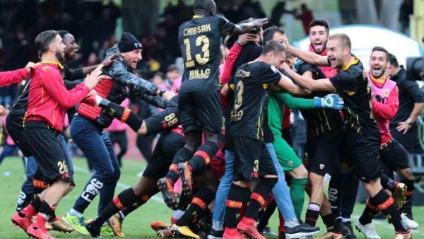 لاعبو بينيفينتو يحتفلون بالتعادل التاريخي