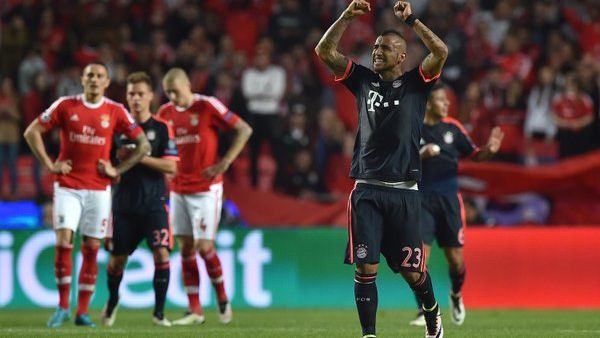 فيدال يحتفل بالفوز