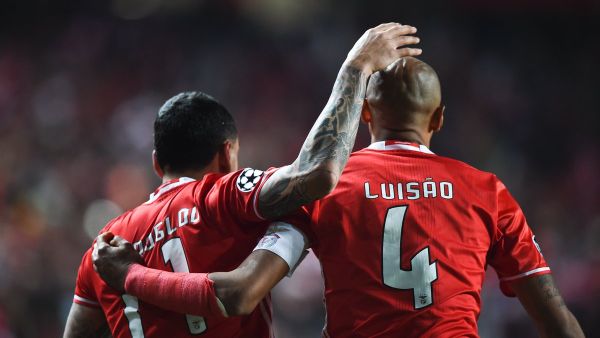 ميتروغلو (يسار) يحتفل بهدفه رفقة زميله لويزاو