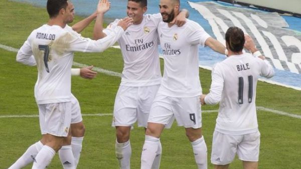 لاعبو ريال مدريد يحتفلون بهدف رونالدو (وسط)