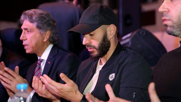 Benzema during iftar (Photo: Anadolu Agency)