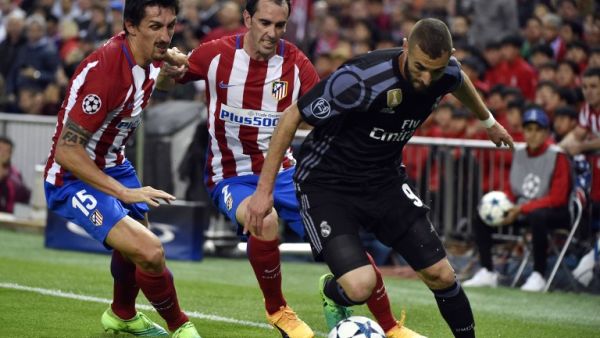 Real Madrid's French forward Karim Benzema (R) vies with Atletico Madrid's Uruguayan defender Diego Godin (C) and Atletico Madrid's Montenegrin defender Stefan Savic during the UEFA Champions League semifinal second leg football match Club Atletico de Madrid vs Real Madrid CF at the Vicente Calderon stadium in Madrid, on May 10, 2017.
GERARD JULIEN / AFP
