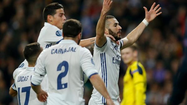 بنزيمة يحتفل بأحد أهدافه