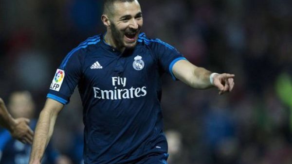 بنزيمة يحتفل بهدفه