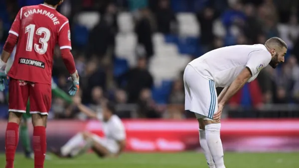 بنزيمة (يمين) يتحسر على خسارة ريال مدريد بعد نهاية المباراة في ظل تألق نيريو شامبانيا (يسار) حارس مرمى ليغانيس