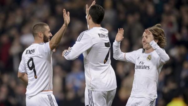 لوكا مودريتش (يمين) وكريستيانو رونالدو (وسط) يهنئان بنزيمة بهدفه