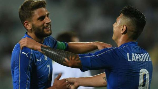 دومينيكو بيراردي (يسار) يهنىء لابادولا (يمين) بأحد الأهداف
