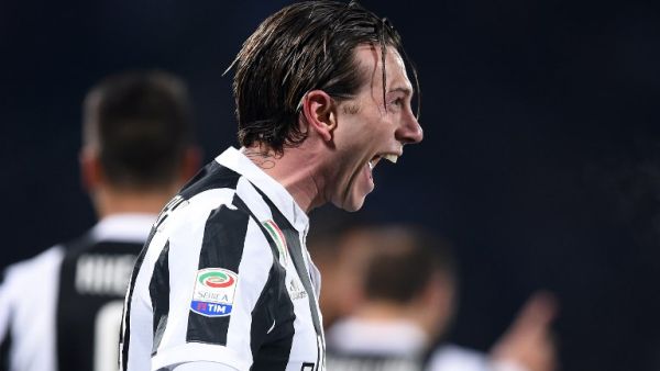 بيرنارديسكي يحتفل بهدفه في مرمى فريقه السابق