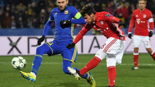 لم يكن هدف بيرنات (يمين) كافياً لإنقاذ بايرن من الخسارة