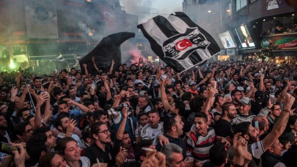Besiktas' fans celebrate their 2016-2017 champion title in the Besiktas district in Istanbul during celebrations after their team won the Turkish Super Toto league football match between Gaziantep and Besiktas, on May 28, 2017.
OZAN KOSE / AFP