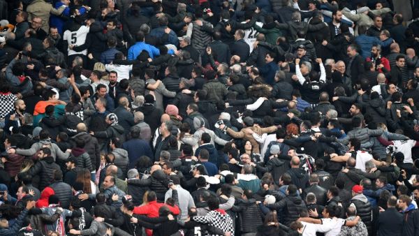 Besiktas supporters react during the second leg of the last 16 UEFA Champions League football match between Besiktas and Bayern Munich at Besiktas Park in Istanbul on March 14, 2018.
Bulent Kilic / AFP