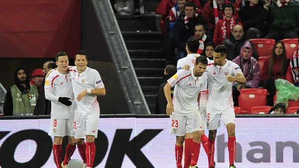 لاعبو إشبيلية يحتفلون خلال المباراة