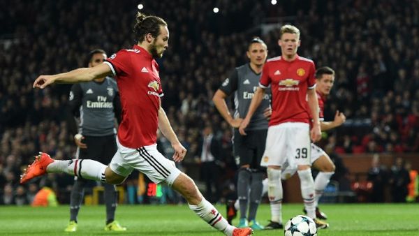 بليند ينفذ ركلة الجزاء التي جاء منها الهدف الثاني