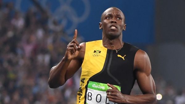 بولت يحتفل بفوزه التاريخي