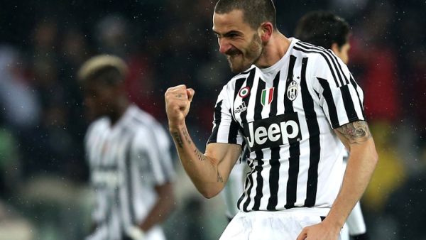 بونوتشي يحتفل بهدفه