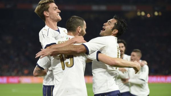 لاعبو إيطاليا يحتفلون بهدف بونوتشي