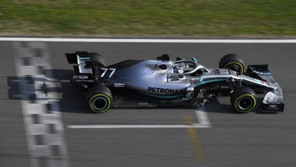 بوتاس يقود سيارة مرسيدس خلال الاختبارات