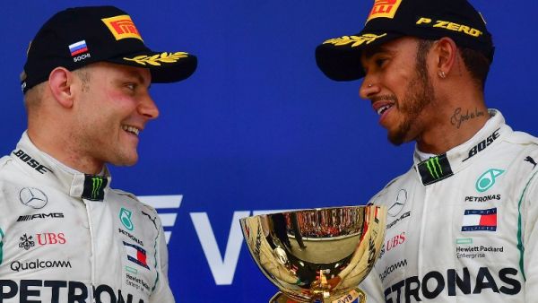 هاميلتون وبوتاس يحتفلان بعد نهاية السباق