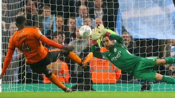 تألق برافو يمنح مانشستر سيتي بطاقة العبور