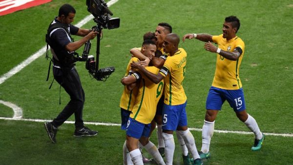 لاعبو البرازيل يحتفلون خلال المباراة