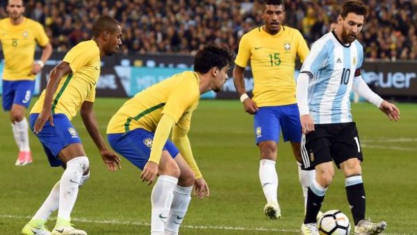 ليونيل ميسي (يمين) يقود الأرجنتين للفوز على البرازيل