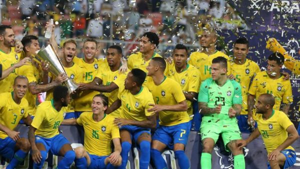 Brazilian players celebrate after winning the international friendly match Brazil vs Argentina at the King Abdullah Sport City Stadium in Jeddah on October 16, 2018.
AFP
STR / AFP