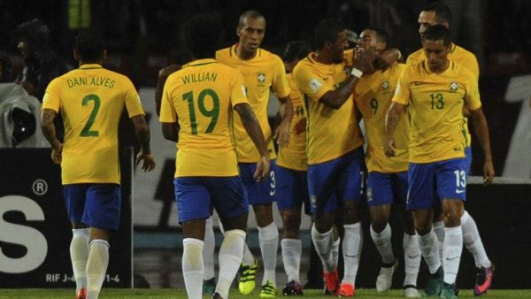 لاعبو البرازيل يحتفلون بهدف جيسوس (الثالث من اليمين)