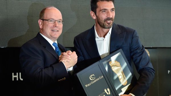 بوفون يتسلم الجائزة من ألبرت الثاني أمير موناكو