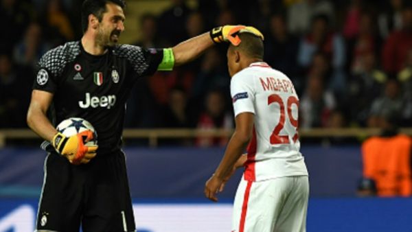 بوفون يواسي مبابي بعد إحدى الفرص