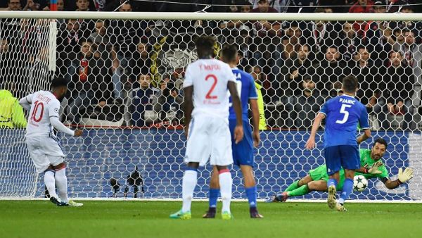 بوفون يتصدى لركلة جزاء لاكازيت