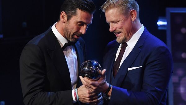 الحارس الدنماركي السابق بيتر شمايكل (يمين) يسلم الجائزة لبوفون