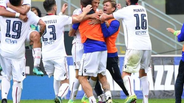 لاعبو كالياري يحتفلون خلال المباراة