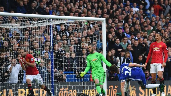 كاهيل (يمين) يسجل هدف تشلسي الثاني