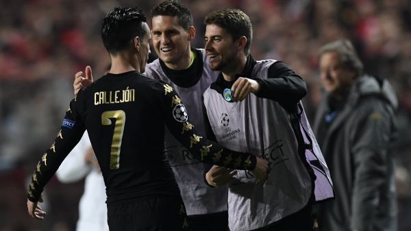 كاييخون (يسار) يحتفل بهدفه