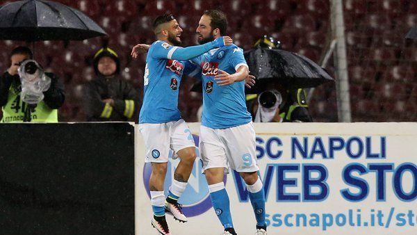 هيغواين (يمين) يقود نابولي للفوز