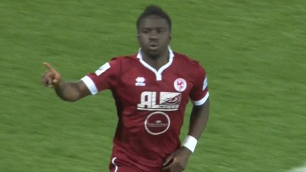 كامارا يحتفل بهدفه