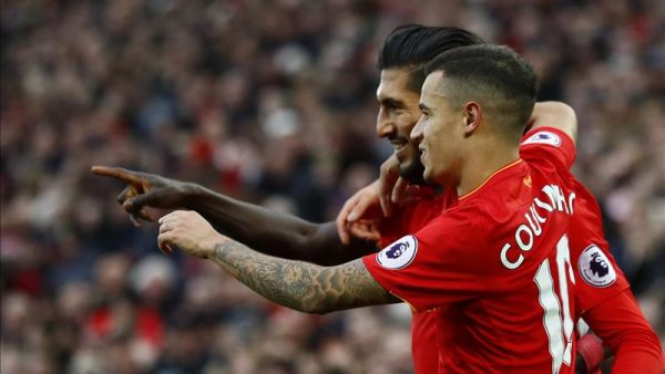 كوتينيو (يمين) وتشان يحتفلان خلال المباراة