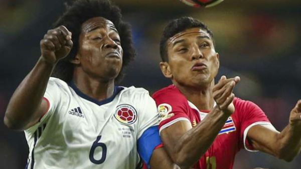 صراع على الكرة بين يوهان فينيغاس (يمين) وكارلوس سانشيز