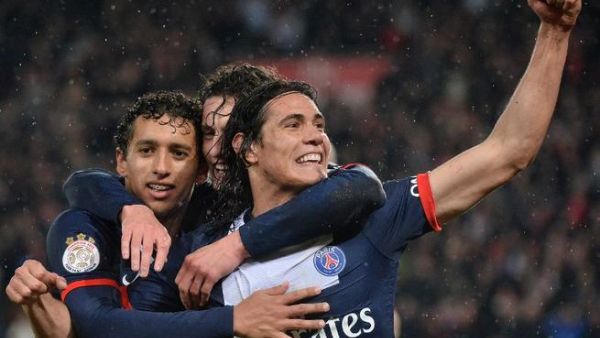 لاعبو الباريسي يحتفلون بهدفٍ لكافاني