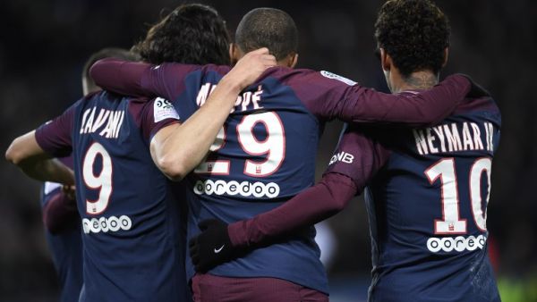 الثلاثي الهجومي نيمار ومبابي وكافاني يحتفلون خلال المباراة