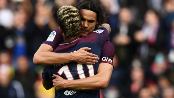 كافاني يهنىء نيمار بأحد الأهداف خلال المباراة